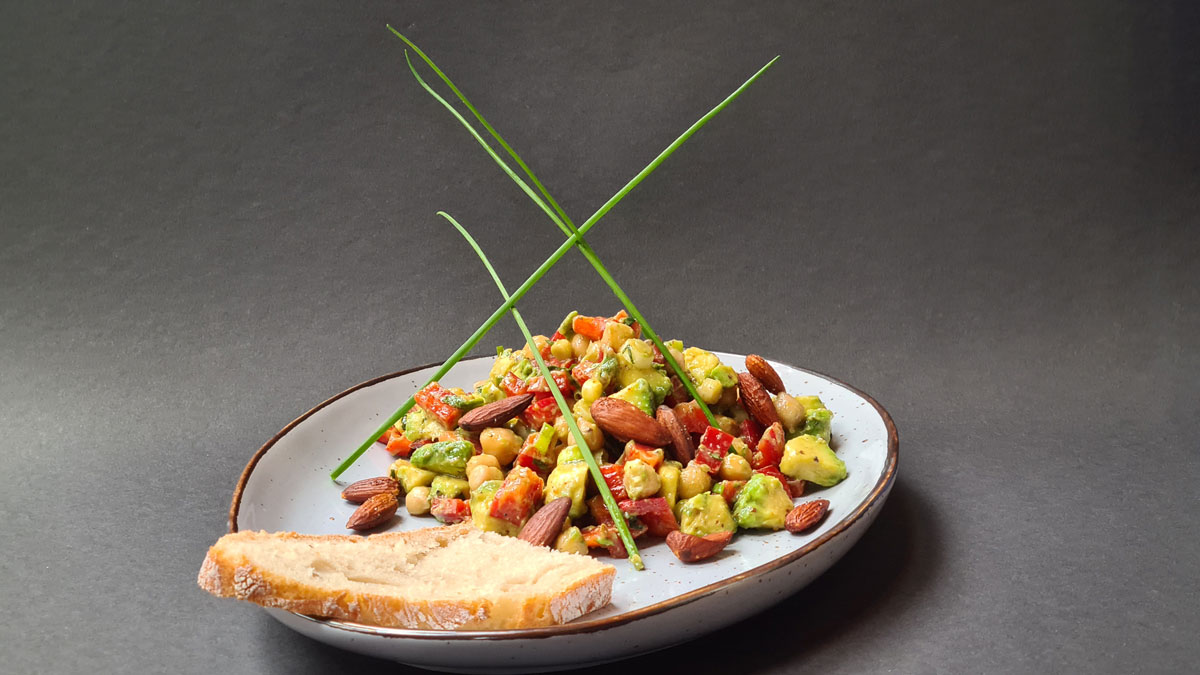 Wärmender Wintersalat mit Avocado, Paprika, Mandeln